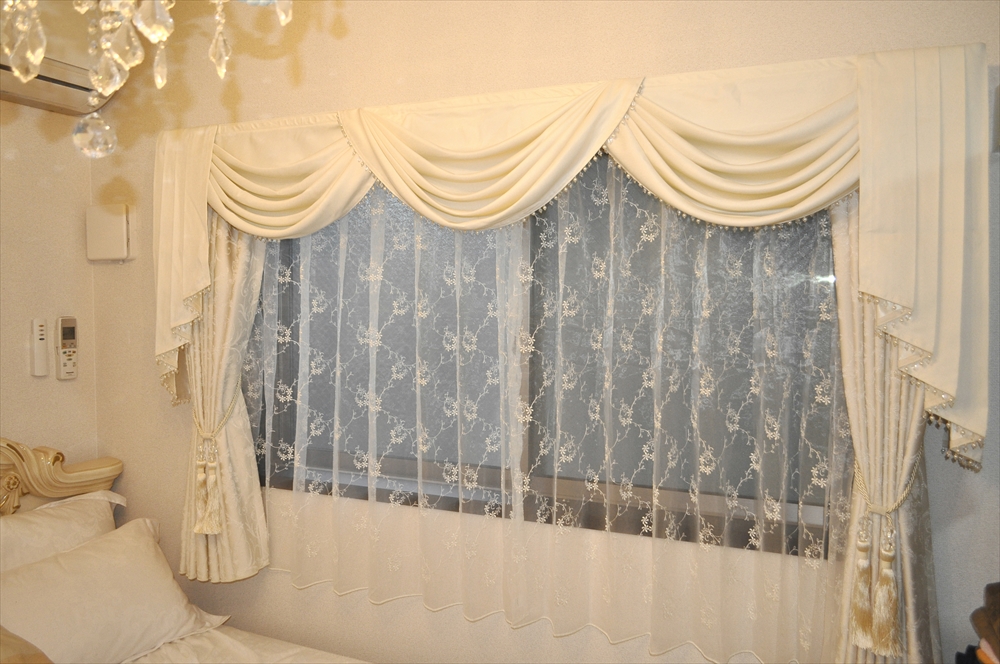 プリンセスインテリア　クリームカラーのバランスカーテン