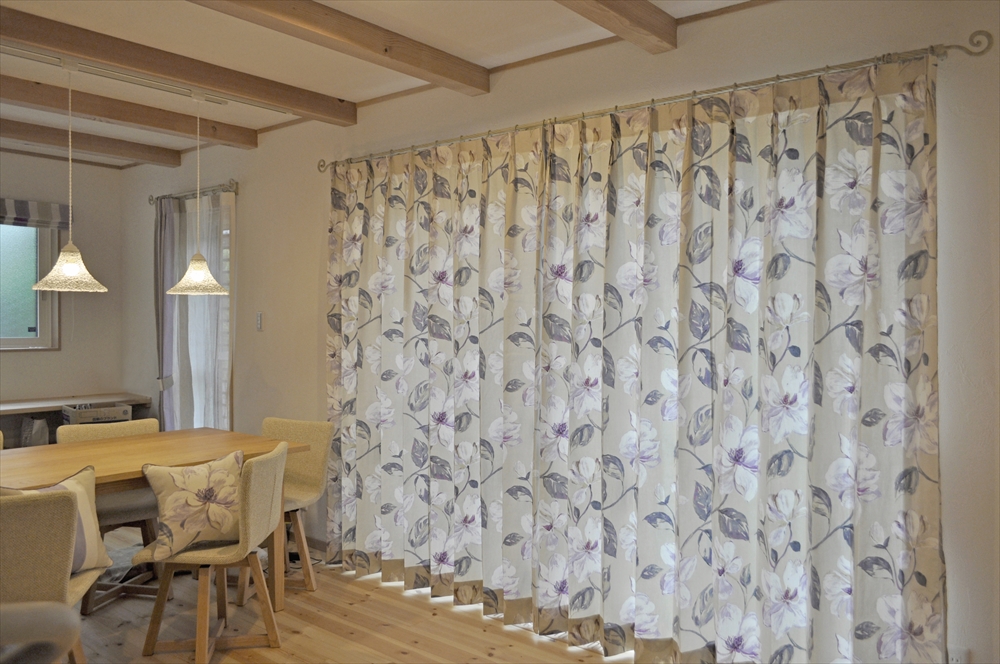 自然素材の家に自然素材のカーテンを　リネンとコットン　えいゆう設計