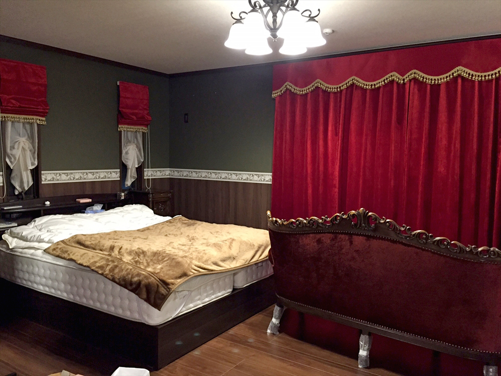 赤色ベルベットの輸入カーテン　バランスカーテンのある豪華な寝室　セキスイハイム