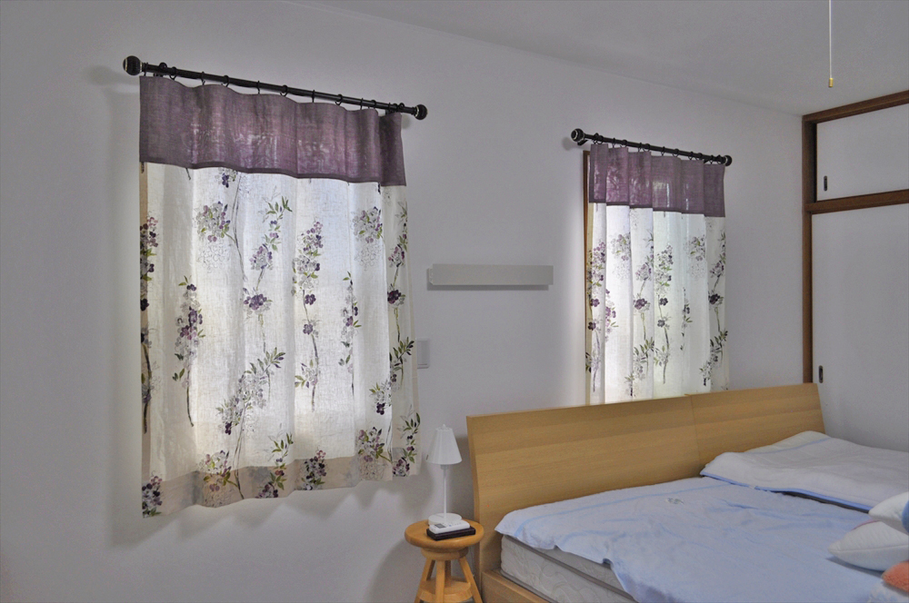 花柄リネンドレープ　バイオレットカラーのボーダースタイルカーテン　カーテンの掛け替え
