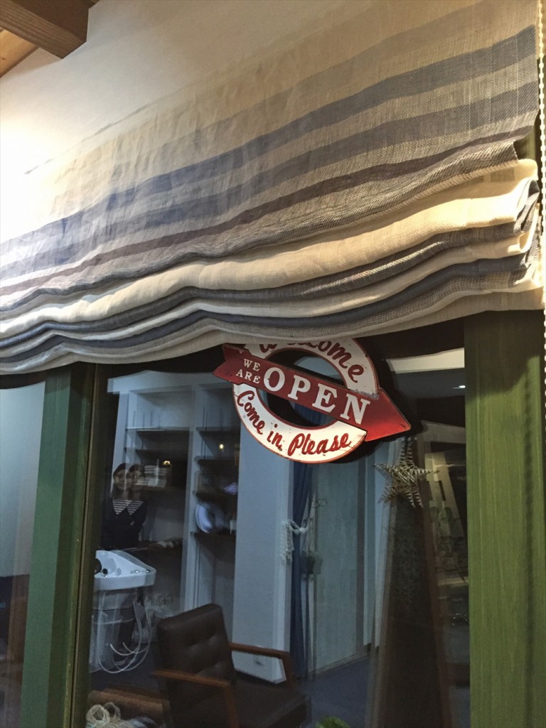 波乗りをイメージした美容室のカーテン　ブルーリネンのシェード　A-Best