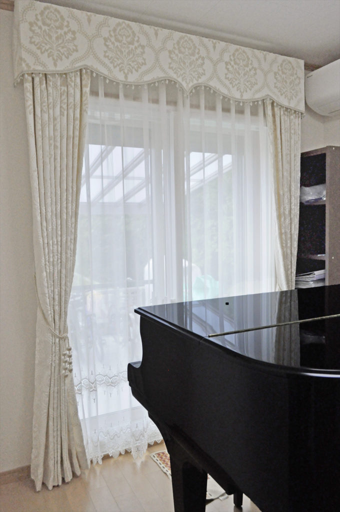 ホワイトクラシカルなバランスカーテン　ピアノ室に刺繍レース　橋本不動産