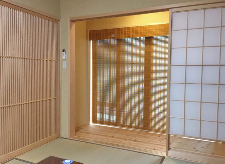菱和ホーム – 格子戸のある和室 縁側に経木すだれ | 京都・滋賀中心に大阪・名古屋も対応｜オーダーカーテン専門店 モンルーベ