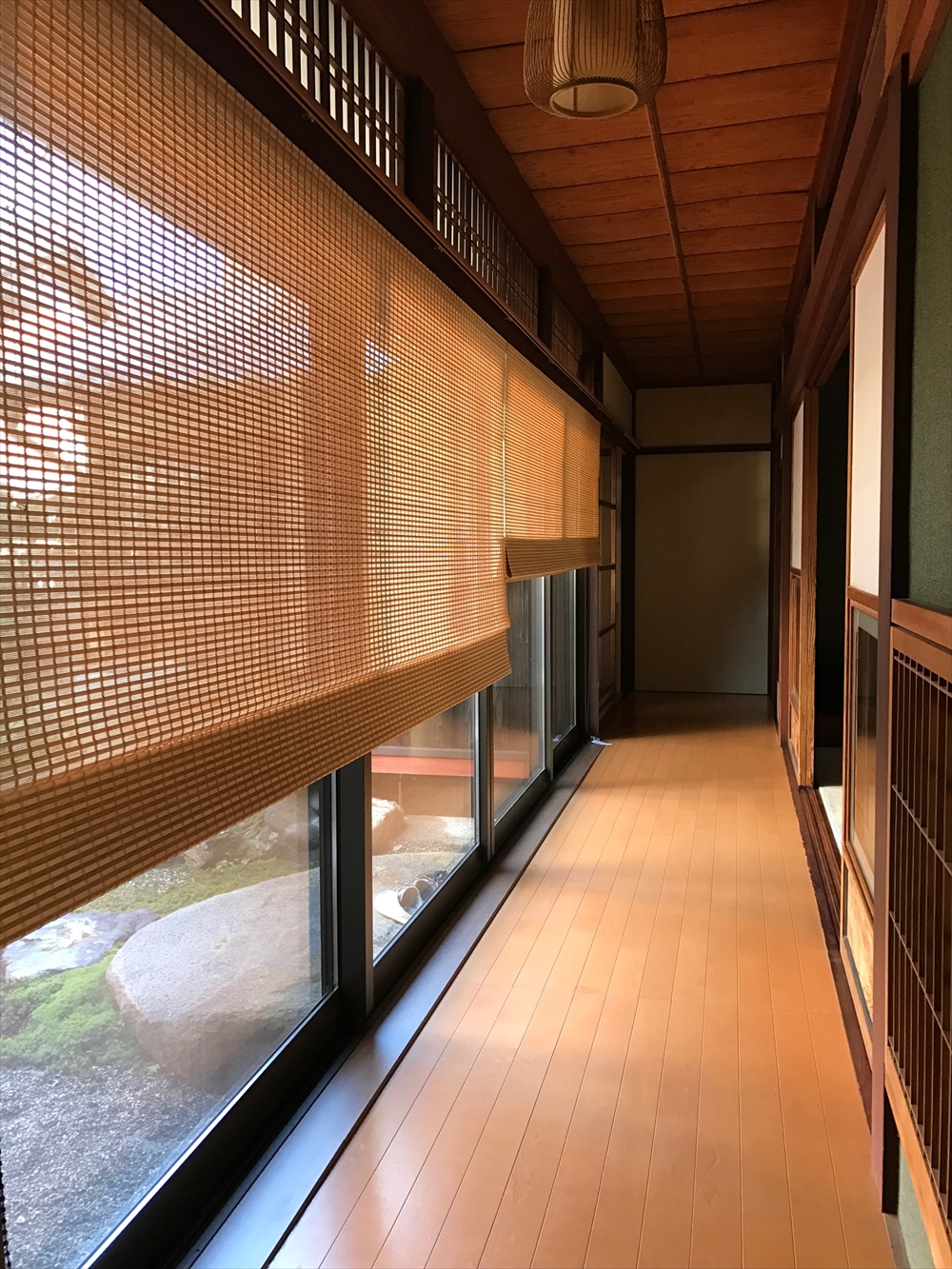 リフォーム – 縁側に日本の伝統を生かした和の経木すだれ