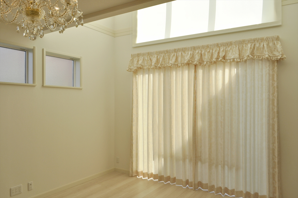 エンジェル柄のカーテン クリーム色のギャザーバランスで可愛い窓辺に | おしゃれなオーダーカーテン専門店『モンルーベ』