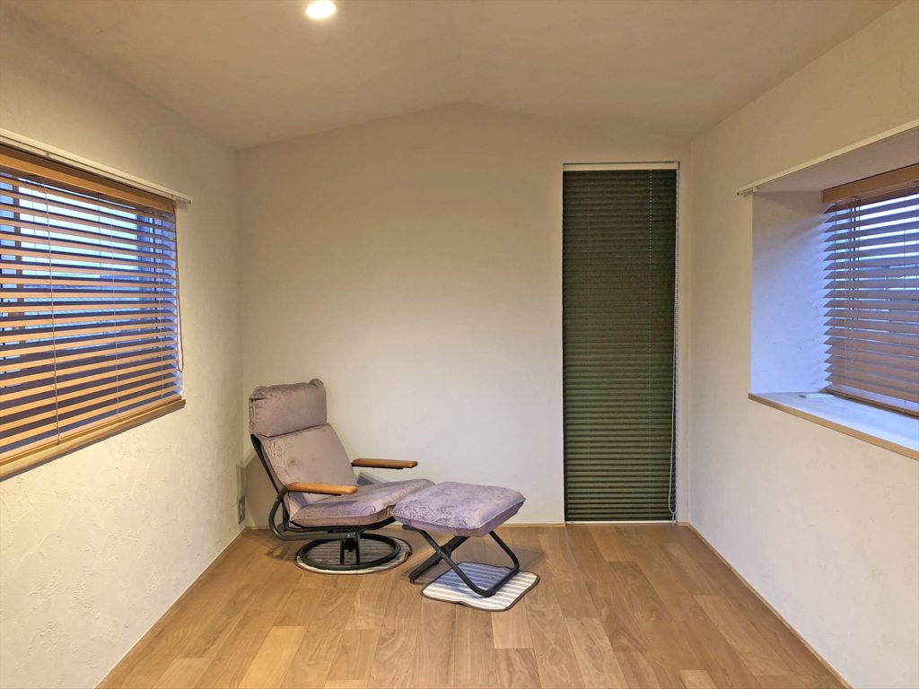 352.木の温もりとモダンさを感じるリビングに北欧風のインテリア