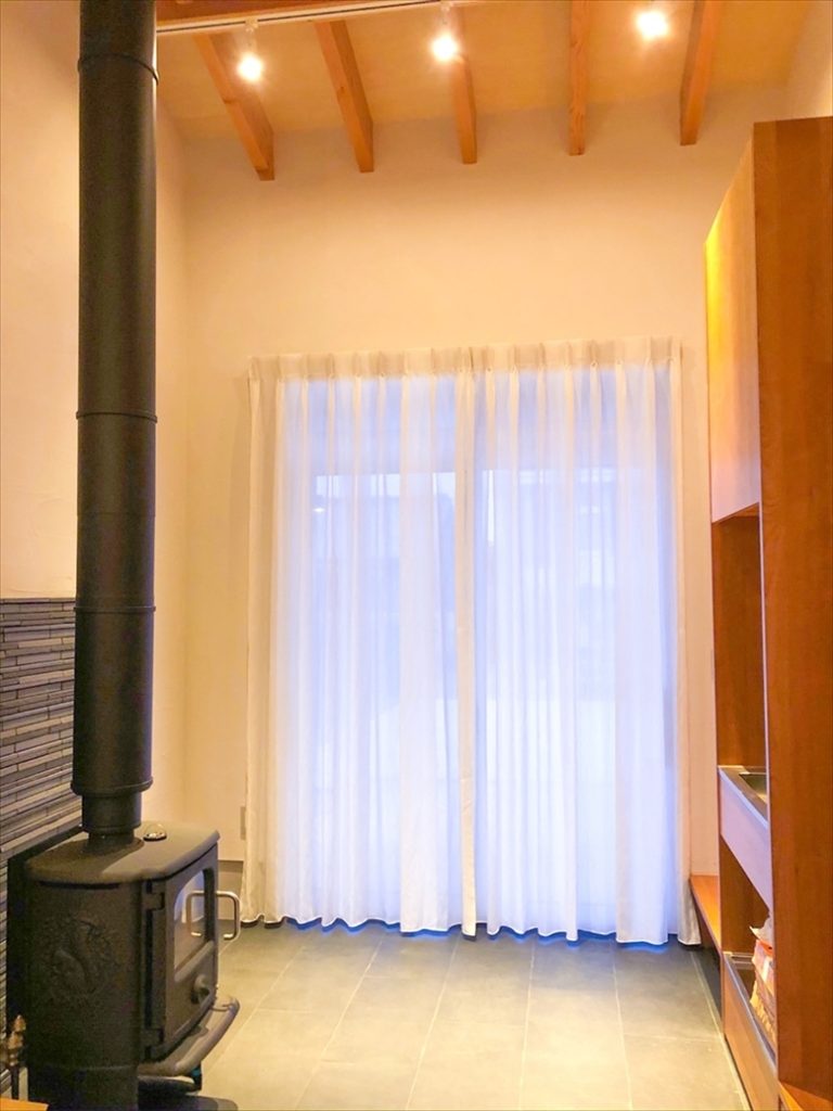 352.木の温もりとモダンさを感じるリビングに北欧風のインテリア