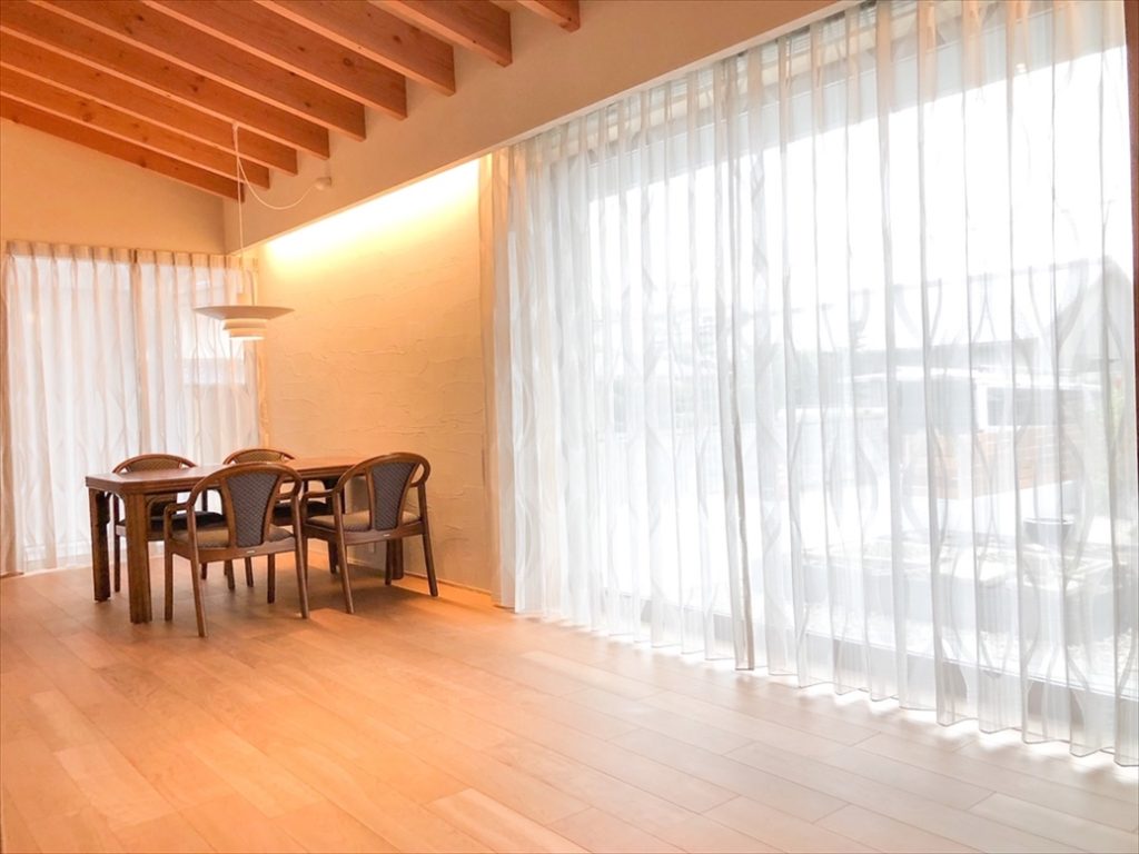 352.木の温もりとモダンさを感じるリビングに北欧風のインテリア