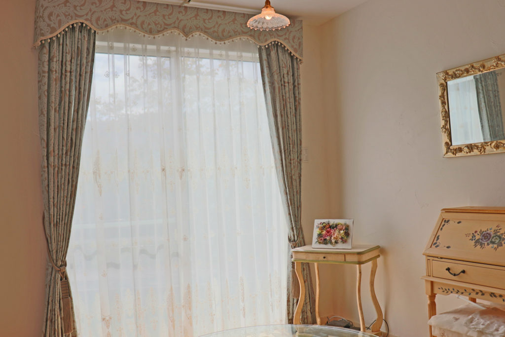 364.フレンチシャビーなカーテンをご提案 Raku Raku NATURAL HOME（楽々自然住宅）