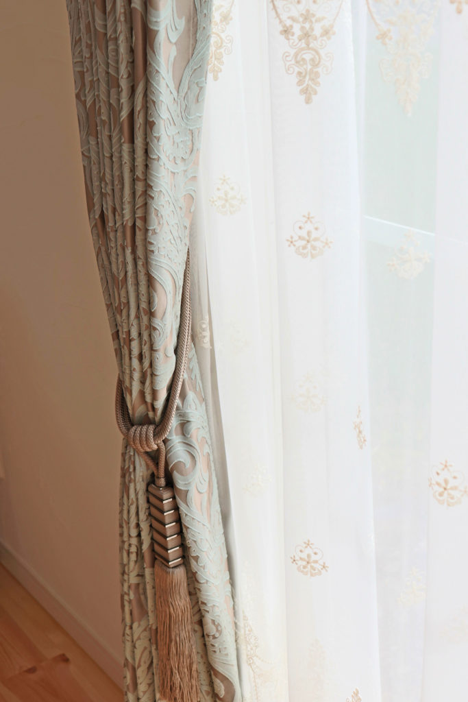 364.フレンチシャビーなカーテンをご提案 Raku Raku NATURAL HOME（楽々自然住宅）