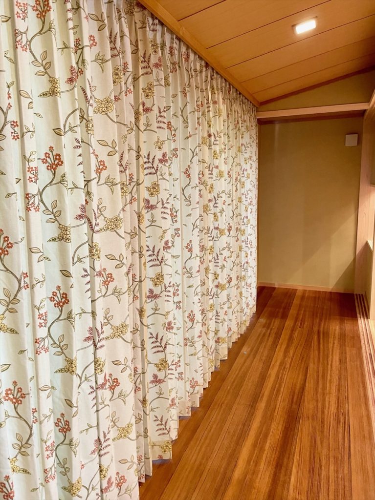 大亀工務店 京都 - イギリス製刺繍カーテンで木の温もりが感じられる上質空間