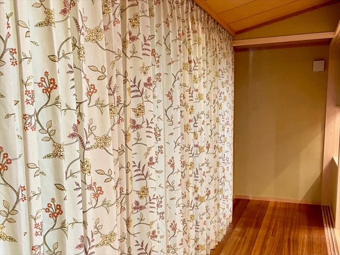 アンティークイギリス ノッティンガムマドラスレース 花紋パネルカーテン エクリュ 京都北嵯峨 – 純日本邸宅にイギリス製刺繍カーテンで和洋折衷の